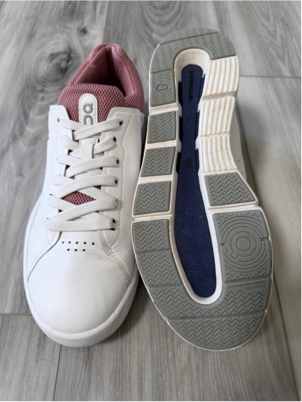 On Running THE ROGER Advantage Women’s Size 8 White Rose Pink Sneakers